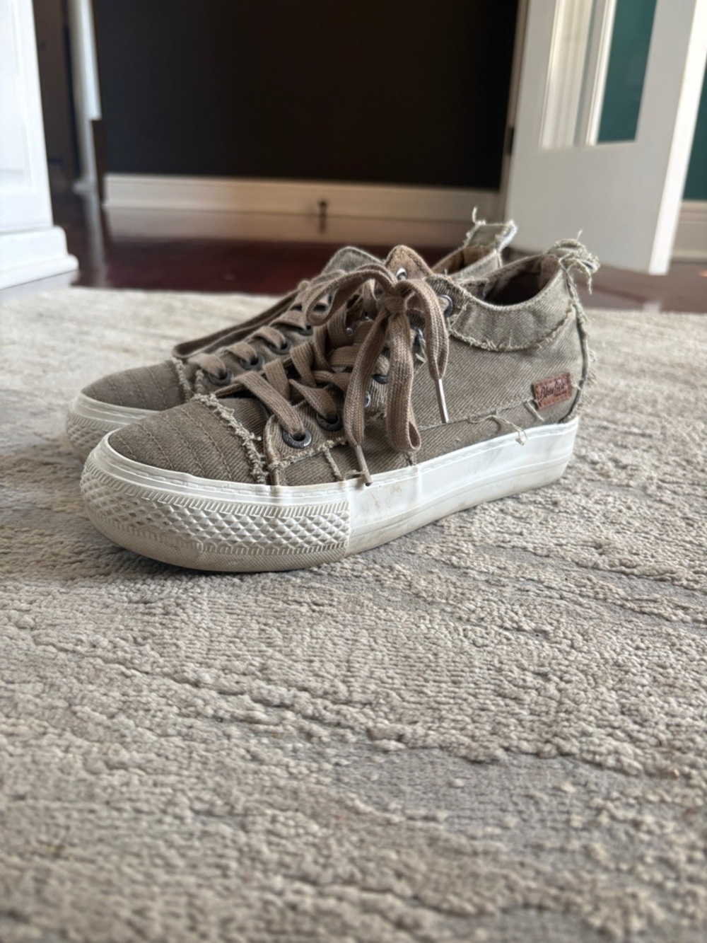 Blowfish women's 7:5 Casual Frayed Canvas Sneakers in Taupe